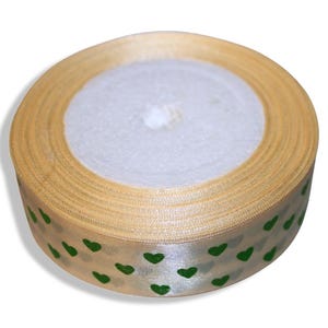Nastro di Raso Beige con Cuori Verdi | Motivo Decorativo a Cuori | 2,5 cm / 0,98 in x 23 m / 905 in per Hobby Creativi | Confezioni Regalo