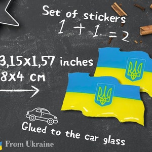 Puede incluir: Dos pegatinas de bandera ucraniana azul y amarilla con el símbolo del tridente ucraniano. Las pegatinas miden 8 cm por 4 cm y están pegadas sobre un fondo de pizarra negra. El texto "Set of stickers 1+1=2" está escrito en la pizarra. El texto "Glued to the car glass" también está escrito en la pizarra. El texto "From Ukraine" está escrito en la pizarra con un pequeño icono de la bandera ucraniana.