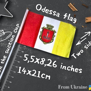 Könnte beinhalten: Eine gelbe, weiße und rote Flagge mit einem Wappen, das einen Anker zeigt. Die Flagge ist an einer weißen Stange mit einem Saugnapf befestigt. Der Text "Odessa Flagge" steht über der Flagge. Der Text "5,5x8,26 Zoll" und "14x21cm" steht unter der Flagge. Der Text "Zwei Seiten" steht rechts neben der Flagge. Der Text "Aus der Ukraine" steht unter der Flagge mit einem ukrainischen Flaggen-Symbol.
