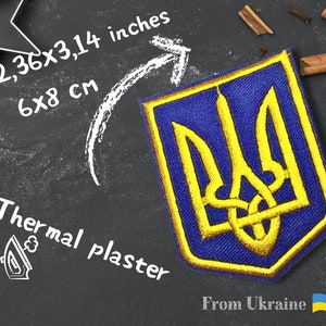 Puede incluir: Un parche bordado amarillo y azul con el escudo de armas de Ucrania, un tridente, sobre un fondo azul oscuro. El parche mide 6 x 8 cm o 2,36 x 3,14 pulgadas. El texto "Thermal plaster" y "From Ukraine" está escrito sobre un fondo de pizarra negra.