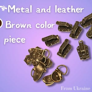 Może przedstawiać: Zbliżenie na brązowe metalowe i skórzane klamry. Klamry są w różnych kształtach i rozmiarach, a niektóre mają przymocowany pierścień. Na zdjęciu widoczny jest tekst "Metal and leather" i "Brown color". Widoczny jest również tekst "1 piece".