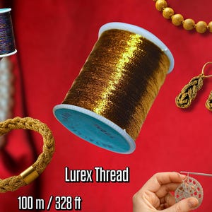 Può includere: Una collezione di oggetti dorati su sfondo rosso. L'immagine presenta rocchetti di filo metallizzato, un braccialetto intrecciato, orecchini e una collana. Il testo "Lurex Thread" è visibile, con la misura "100 m / 328 ft".