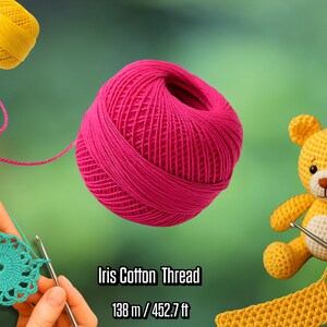 Puede incluir: Imagen que muestra proyectos y suministros de crochet. Se presenta una gran madeja de hilo de algodón Iris rosa, junto con una madeja de hilo amarillo, un círculo de ganchillo turquesa, un oso de ganchillo amarillo y un rectángulo de ganchillo amarillo. El texto dice "Iris Cotton Thread 138 m / 452.7 ft."