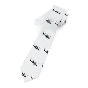 Könnte beinhalten: Eine weiße Seidenkrawatte mit einem sich wiederholenden Muster aus schwarzen Hubschrauber-Silhouetten.