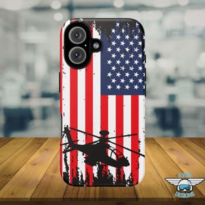 Puede incluir: Funda de teléfono con diseño de la bandera estadounidense con efecto desgastado. La funda tiene una silueta negra de helicóptero superpuesta a la bandera. La funda tiene un recorte para cámara dual.