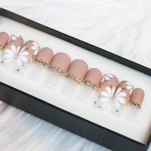 Presse marguerite faite main | Set d'ongles fleuri beige