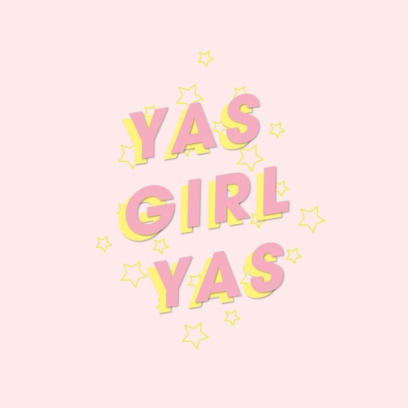 以下が含まれることがあります： 薄いピンクの背景にピンクと黄色のテキストで「Yas Girl Yas」と書かれており、テキストの周りに黄色の星が散りばめられています。