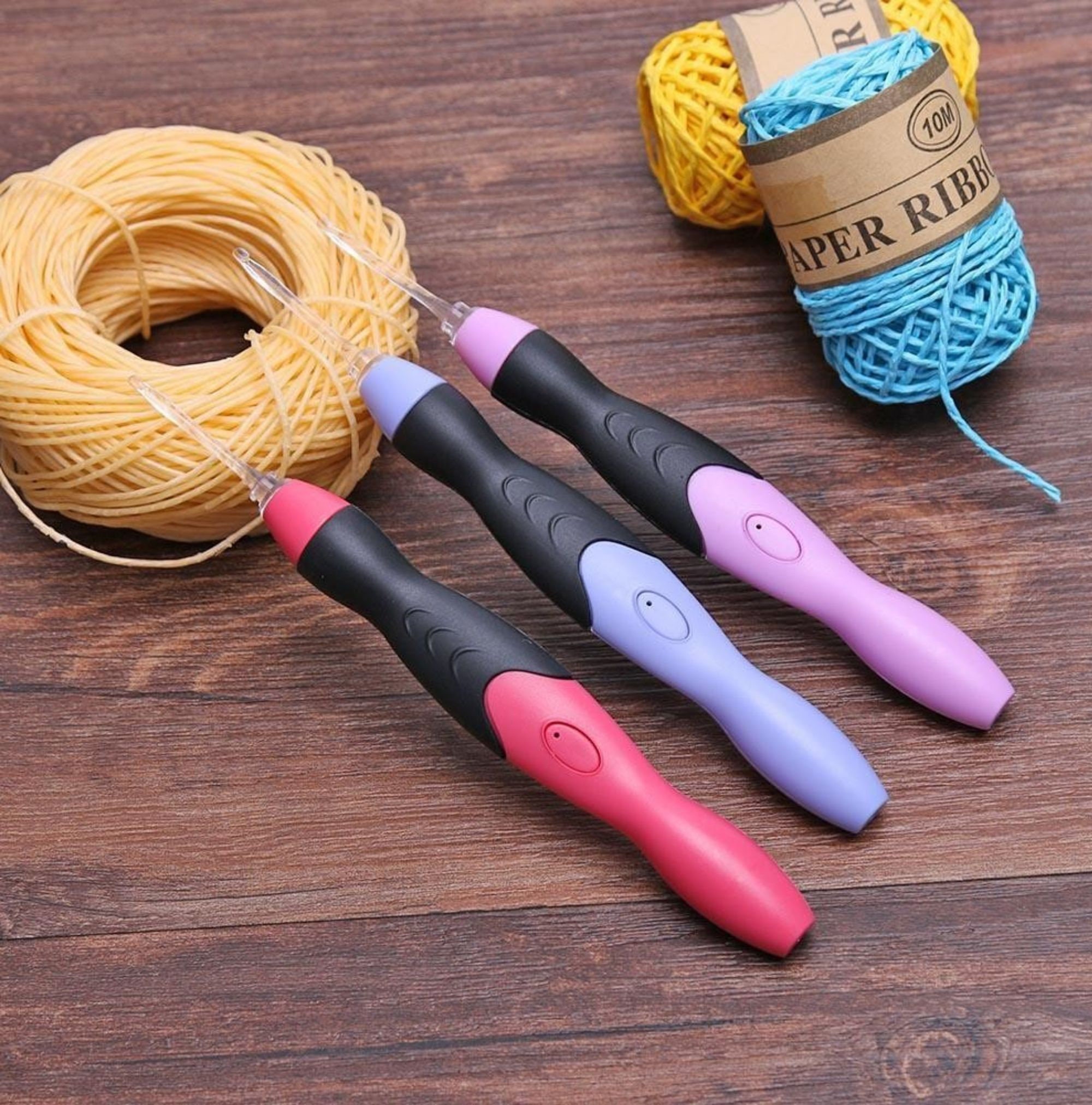Crochet Hooks Light up Crochet Hook Set Ergonomic Grip Handles 17 USB  Rechargeable Lighted Interchangeable Hook Sizes 2.5-14mm 