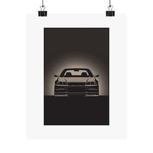 Könnte beinhalten: Ein sepiafarbener Posterdruck mit einer stilisierten Illustration eines Sportwagens. Das Auto ist von vorne zu sehen, wobei der Fokus auf seinem Frontprofil liegt. Das Bild hat eine minimalistische Ästhetik, mit der Silhouette des Autos vor einem dunklen Hintergrund.