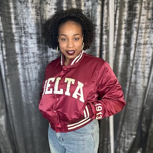 Purpurrote und cremefarbene Crop Delta Jacke