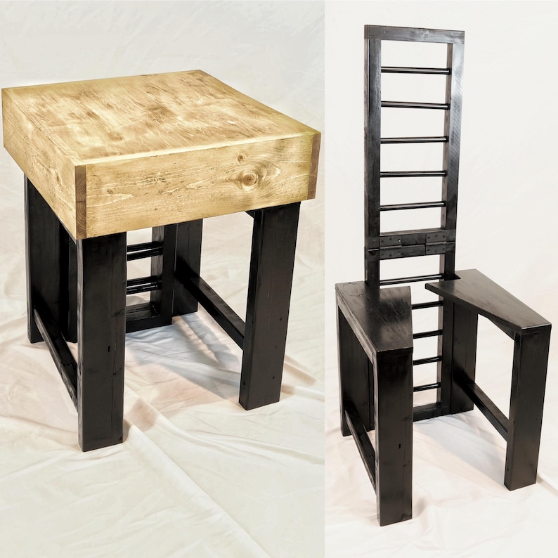 Puede incluir: Un mueble convertible mostrado en dos estados: como una mesa cuadrada con tapa de madera clara y patas negras, y como una silla alta negra con respaldo de estilo escalera. La estructura presenta patas de madera negra y barras de soporte.
