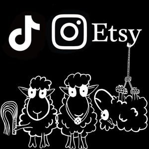 Puede incluir: Una ilustraci&oacute;n gr&aacute;fica en blanco y negro con el logotipo de TikTok, el logotipo de Instagram y la palabra Etsy en la parte superior. Debajo hay tres ovejas estilizadas, una sosteniendo un l&aacute;tigo, otra con un colgante circular y una colgada boca abajo.
