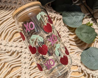 Cherry Kisses tazza di vetro glitterata da 16oz o tazza di vetro da 17oz con coperchio in bambù e cannuccia di plastica riutilizzabile. Graziosa tazza da caffè. Caffè freddo. San Valentino