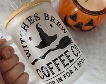 Caneca de vidro Witches Brew de 17oz ou copo de vidro de 16oz com tampa de bambu e canudo reutilizável. Caneca de Halloween. Clube das bruxas. Café das bruxas. Transparente fosco