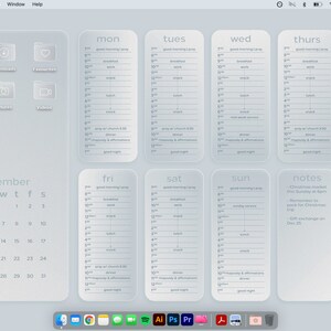 Op de afbeelding: Een computerscherm met een digitale kalender voor december met een dagelijks schema voor elke dag van de week. De kalender is in een lichtgrijs kleurenschema met een witte achtergrond. Het notitiegedeelte bevat een lijst met herinneringen voor kerstmis.