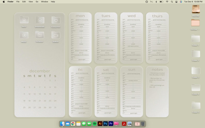 Op de afbeelding: Een computerscherm dat een digitale kalender voor december weergeeft met een dagelijks schema voor elke dag van de week. De kalender is lichtbeige van kleur met zwarte tekst. Het scherm toont ook een mapicoon met de tekst "Map 5" in de rechterbenedenhoek.