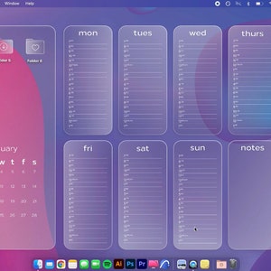 Op de afbeelding: Een computerscherm met een digitale kalender met een januari-kalender, een dagelijkse planner en een notitiesectie. Het scherm is op een paarse en roze achtergrond met een mapicoon in de linkerbovenhoek.