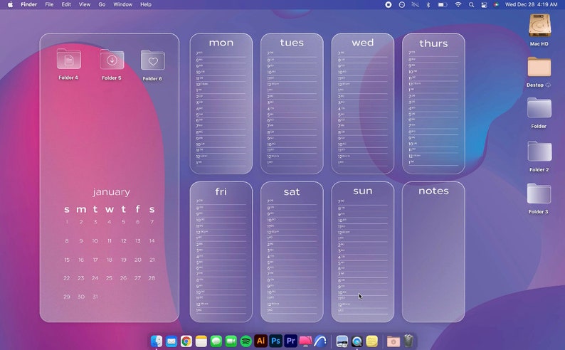 Op de afbeelding: Een computerscherm met een digitale kalender met een januari-kalender, een dagelijkse planner en een notitiesectie. Het scherm is op een paarse en roze achtergrond met een mapicoon in de linkerbovenhoek.