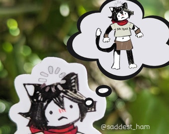 Puede incluir: Una pegatina de dibujos animados en blanco y negro de un gato con un globo de pensamiento. El gato lleva una camiseta blanca con el texto "NO FEAR" en ella. El globo de pensamiento muestra al gato con la misma camiseta y una bufanda roja.