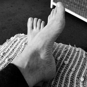 Relaxed clean toes/feet.