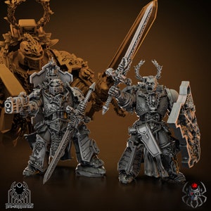 Könnte beinhalten: Zwei graue, detaillierte Miniaturfiguren von Kriegern, die Rüstungen tragen und Waffen schwingen. Eine Figur hält ein Schwert und einen Schild, die andere hält eine Waffe und ein Schwert. Die Figuren sind vorab unterstützt und bereit für den 3D-Druck.