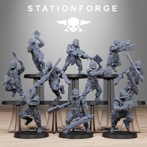 Könnte beinhalten: Eine Sammlung grauer Miniaturfiguren futuristischer Soldaten, jede mit Waffen und Ausrüstung. Die Figuren sind auf gestaffelten schwarzen Plattformen angeordnet. Der Text "STATIONFORGE" und ein Totenkopf-Logo befinden sich oben.