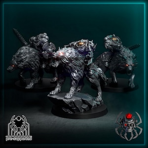 Può includere: Tre figurine dettagliate di lupi grigio scuro con cavalieri, ciascuna montata su una base. I lupi hanno occhi rossi incandescenti e ringhiano. I cavalieri sono corazzati. L'immagine include il testo "pre-supported" e un logo.