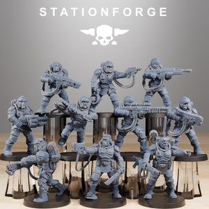 Peut inclure: Un groupe de dix figurines miniatures en plastique gris de soldats, chacune tenant une arme, debout sur des socles ronds. Les figurines sont posées dans diverses positions d'action. Les figurines font partie d'un jeu de guerre de table.