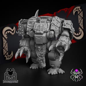 Könnte beinhalten: Graue, vorgestützte Miniatur eines schwer gepanzerten Kriegsroboters mit Klauen und einem Totenkopf-Emblem. Das Modell weist komplizierte Details auf, darunter seilartige Texturen und mechanische Komponenten, für Tabletop-Spiele.