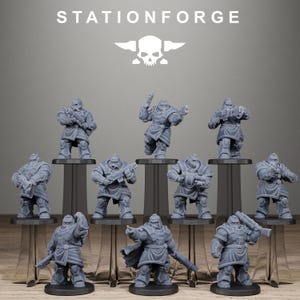 Könnte beinhalten: Eine Sammlung grauer Miniaturfiguren gepanzerter Soldaten, jede in einer anderen Pose und mit Waffen. Die Figuren stehen auf schwarzen Ständern. Über den Figuren steht das Wort "STATIONFORGE" mit einem Totenkopf- und Flügel-Logo.