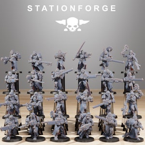 Peut inclure: Une collection de 20 figurines miniatures en plastique gris de soldats, chacune tenant une arme, debout sur une surface grise. Les figurines sont disposées en rangées et en colonnes, avec le texte "STATIONFORGE" en haut de l'image.