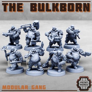 Könnte beinhalten: Acht graue Miniaturfiguren, die eine modulare Gang darstellen, jede mit einzigartigen Waffen und Rüstungen. Die Figuren stehen auf einzelnen kreisförmigen Sockeln. Der Text "THE BULKBORN" und "MODULAR GANG" ist in brauner Schrift dargestellt.