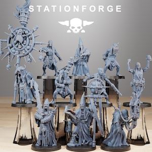Puede incluir: Una colección de 10 figuras en miniatura pintadas de gris, algunas con armas y otras con túnicas, de pie sobre bases circulares. Las figuras están dispuestas en semicírculo sobre una superficie blanca. El texto "STATIONFORGE" está impreso en blanco sobre fondo negro por encima de las figuras.