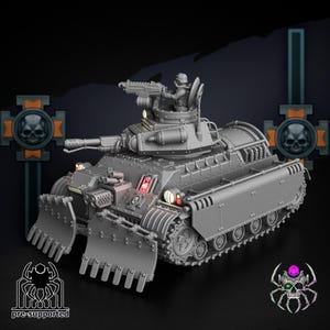 Puede incluir: Modelo de tanque en miniatura gris con un cañón montado y una figura de soldado. El tanque tiene una cuchilla delantera, orugas laterales y luces rojas y amarillas. El modelo está pre-soportado y presenta un emblema de calavera.