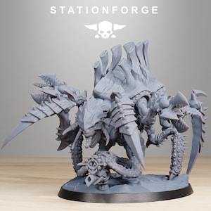 Puede incluir: Una miniatura detallada en gris impresa en 3D de una criatura de múltiples patas con garras afiladas y una expresión amenazante. La criatura está de pie sobre una base redonda. El texto "STATIONFORGE" es visible en el fondo.