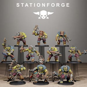 Può includere: Una collezione di miniature di orchi, ognuna con armature e armi uniche. Gli orchi sono dipinti in tonalità di verde, marrone e rosso, con dettagli di pelliccia e accenti metallici. Il testo "STATIONFORGE" e un logo a forma di teschio sono visibili.
