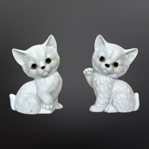 Mid-Century Modern Minimalist White Cat Figurine Set, Hand-painted, High Gloss Glazed Porcelain, Japan, Vintage - (1970)