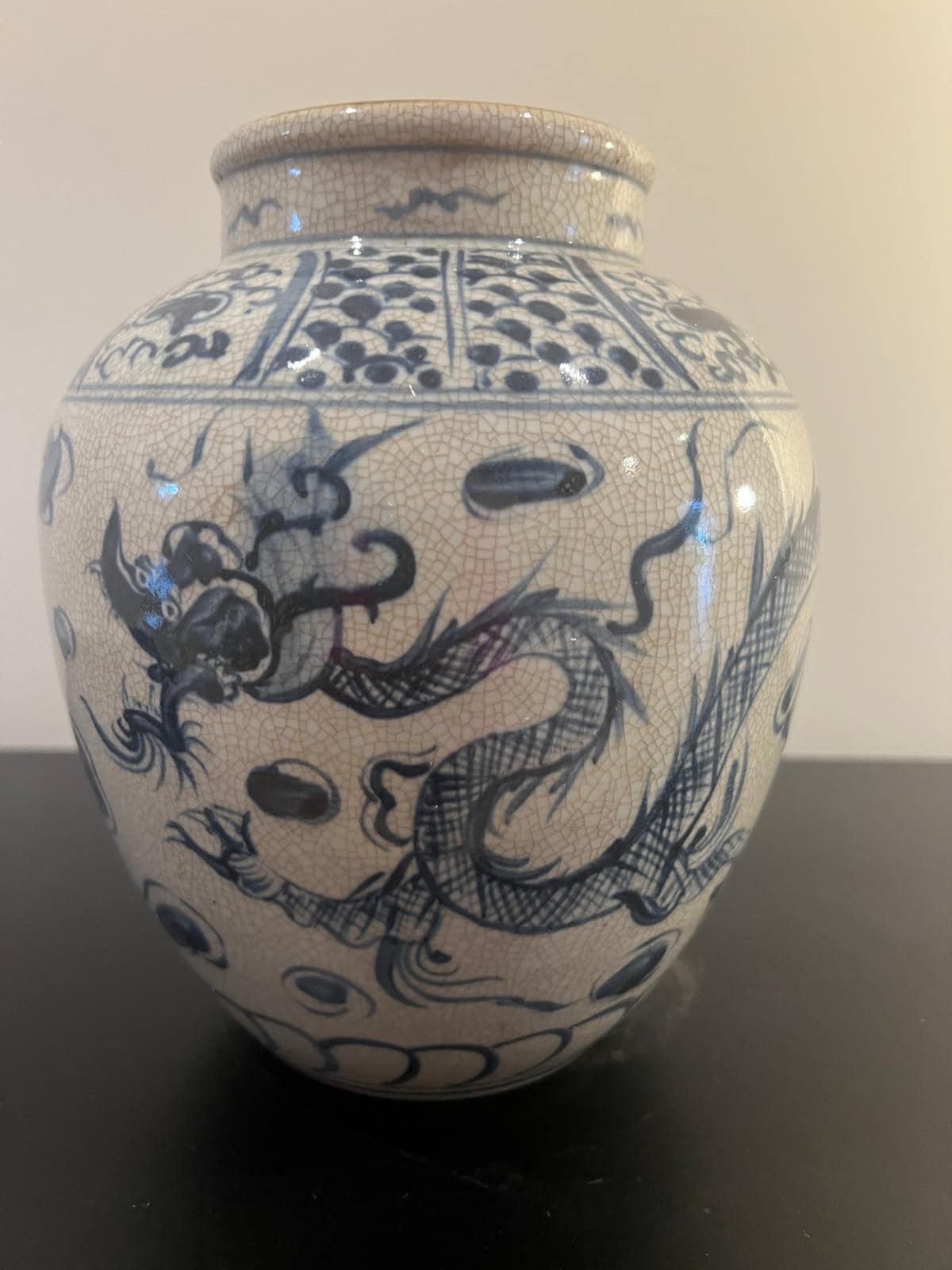 青色波模様ドラゴン陶器フラワーベース Vintage Style Chinese Porcelain Vase – Blue Dragon Motif, Beige