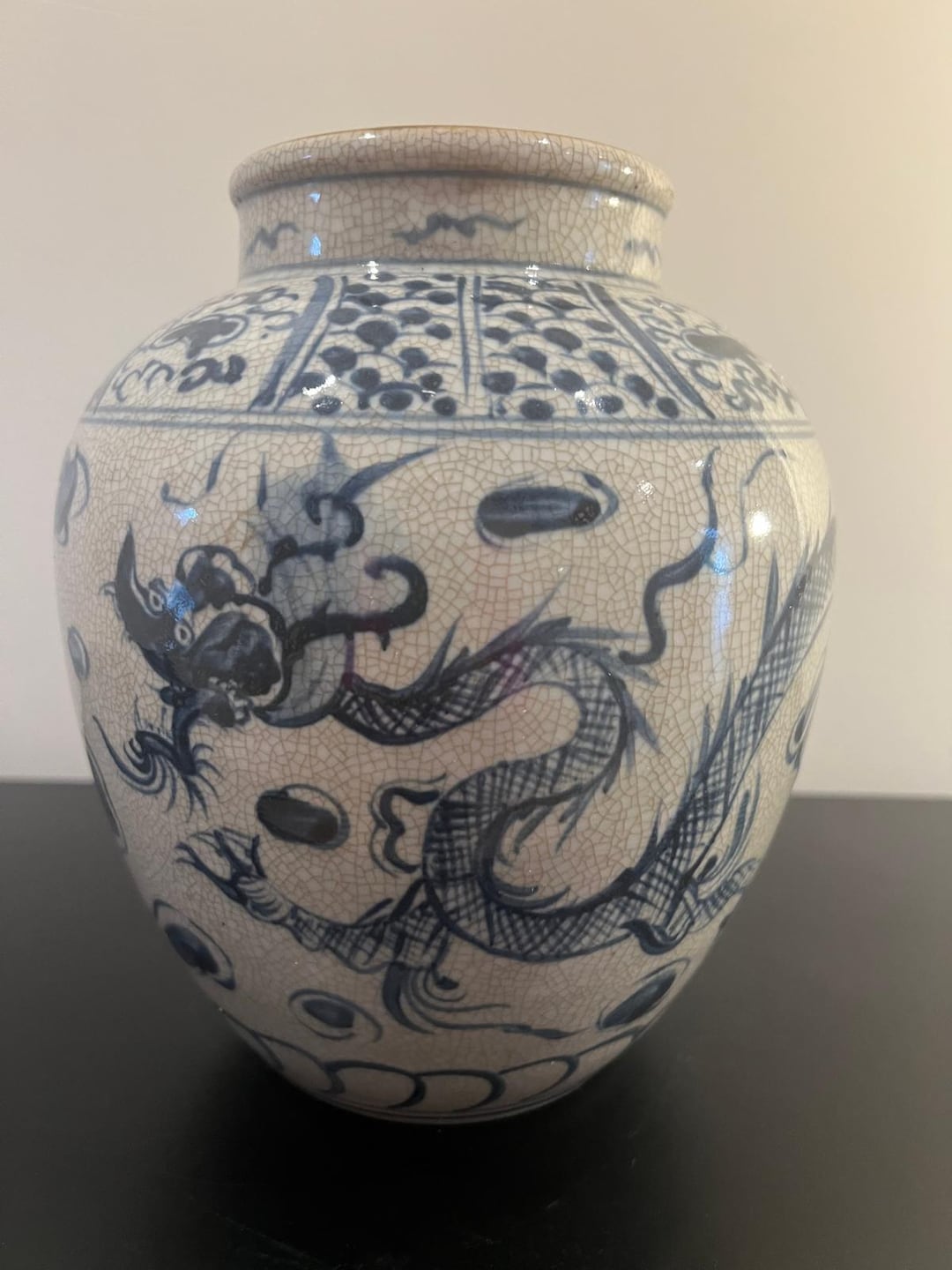 青色波模様ドラゴン陶器フラワーベース Vintage Style Chinese Porcelain Vase – Blue Dragon Motif, Beige