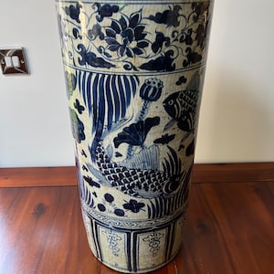 Paraguas gigante de porcelana azul y blanca con motivos de peces koi – Pieza decorativa de 58 cm
