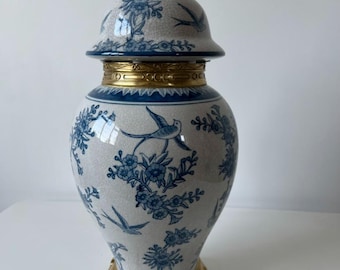 七宝生姜壷 青菊模様小壷　琺瑯の壺 中国骨董 真鍮製ジンジャージャー 青と白の生姜壺：花と鳥のモチーフ、真鍮製の狛犬蓋 - Etsy 日本