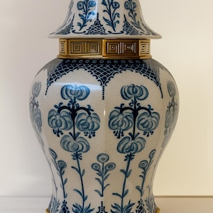 Luxuriöses Porzellan Tempelglas mit Pfingstrosen - Blau und Weiß mit Bronze Akzenten (52 cm)