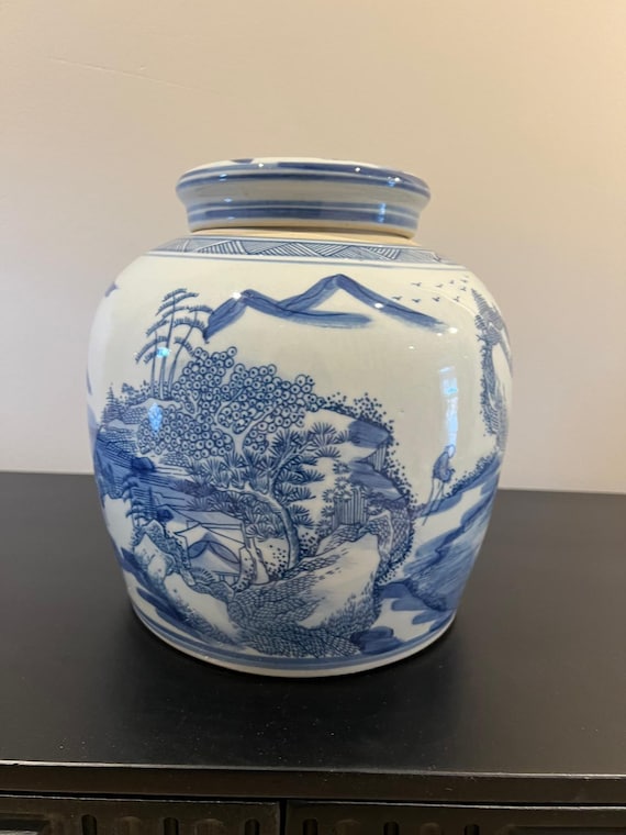 ヴィンテージスタイルの中国製青白陶器の壺 – 自然モチーフ – 蓋付き