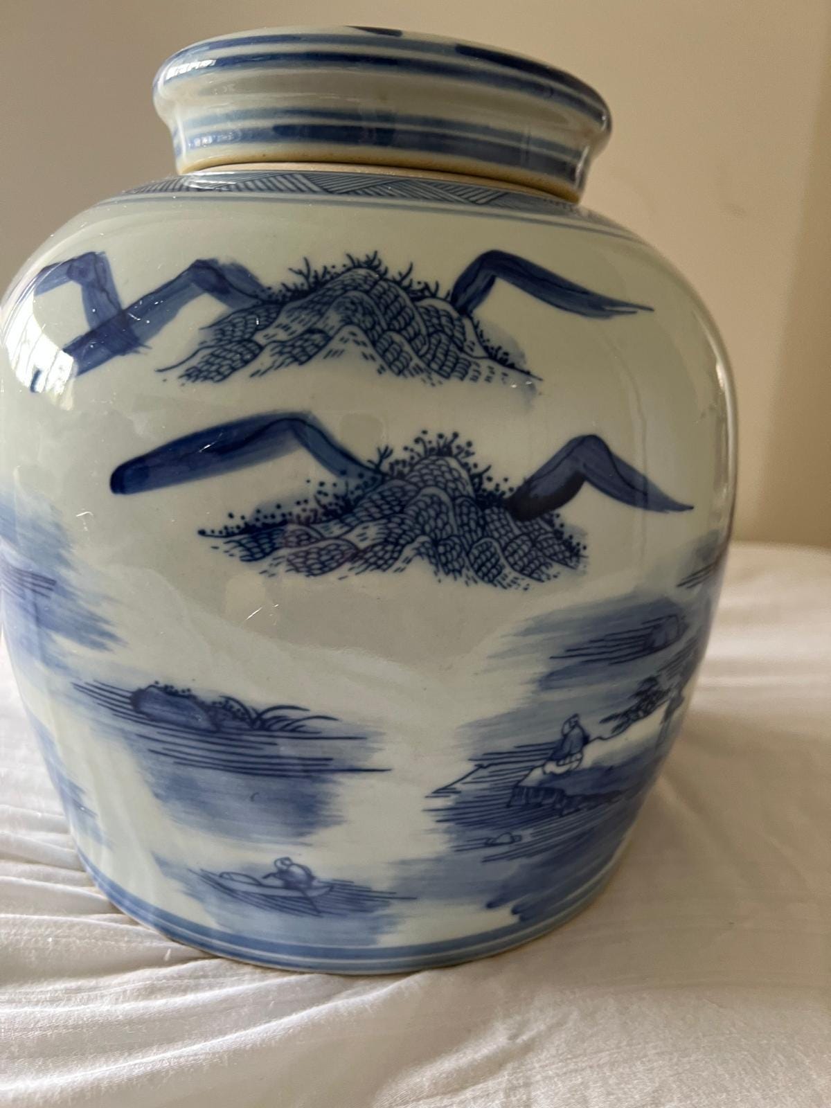 青白陶器の装飾花瓶 ヴィンテージスタイルの中国製青白陶器の壺 – 自然モチーフ – 蓋付き