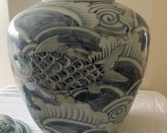 ヴィンテージの中国製青白磁壺 - 魚と蓮のモチーフ、蓋付き陶芸作品