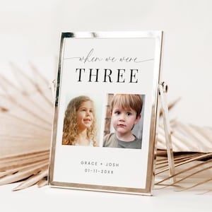 Puede incluir: Una foto enmarcada blanca con el texto "when we were THREE" y dos fotos de ni&ntilde;os. El texto debajo de las fotos dice "GRACE + JOSH 01-11-20XX".