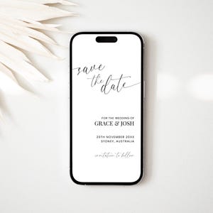 Könnte beinhalten: Ein schwarzes und weißes Handy-Bildschirmabzug für eine Save-the-Date-Karte mit dem Text "save the date" in kursiver Schrift. Der Text "For the wedding of Grace & Josh" befindet sich unter dem kursiv geschriebenen Text. Das Datum "20th November 20XX" und der Ort "Sydney, Australia" befinden sich unter den Namen. Der Text "invitation to follow" befindet sich am unteren Rand des Bildschirms.