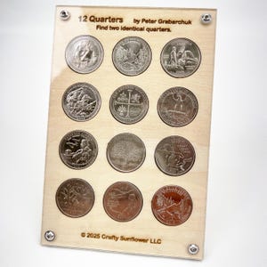 Könnte beinhalten: Ein Holzrahmen mit 12 silbernen US-Quartalen, jedes mit einem anderen Design. Der Rahmen trägt den Text "12 Quarters by Peter Grabarchuk Find two identical quarters." und "2025 Crafty Sunflower LLC".