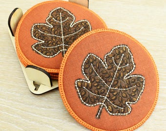 Embroidered Fabric Coaster Set with Wooden Stand – Mushroom, Leaf & Pumpkin Designs – Autumn Home Décor