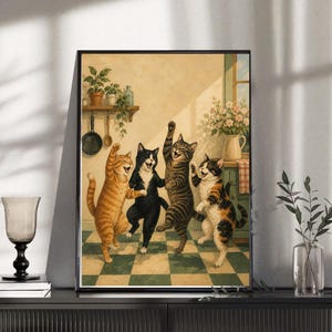 Könnte beinhalten: Ein gerahmter Kunstdruck, der vier Katzen zeigt, die auf ihren Hinterbeinen auf einem grün-weiß karierten Boden in einer Küche tanzen. Die Katzen umfassen einen orangefarbenen Tabby, eine schwarz-weiße Katze, einen braunen Tabby und eine Glückskatze.